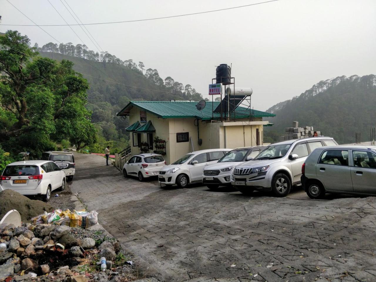 Green Roof Hotel ไนนิตาล ภายนอก รูปภาพ